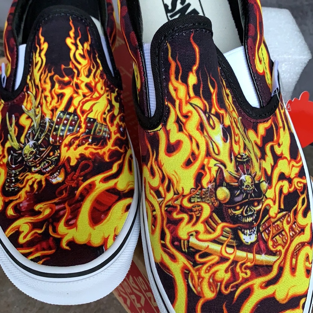 VANS CLASSIC SLIP ON SAMURAI RISING BLACK/TRWHT WMNS